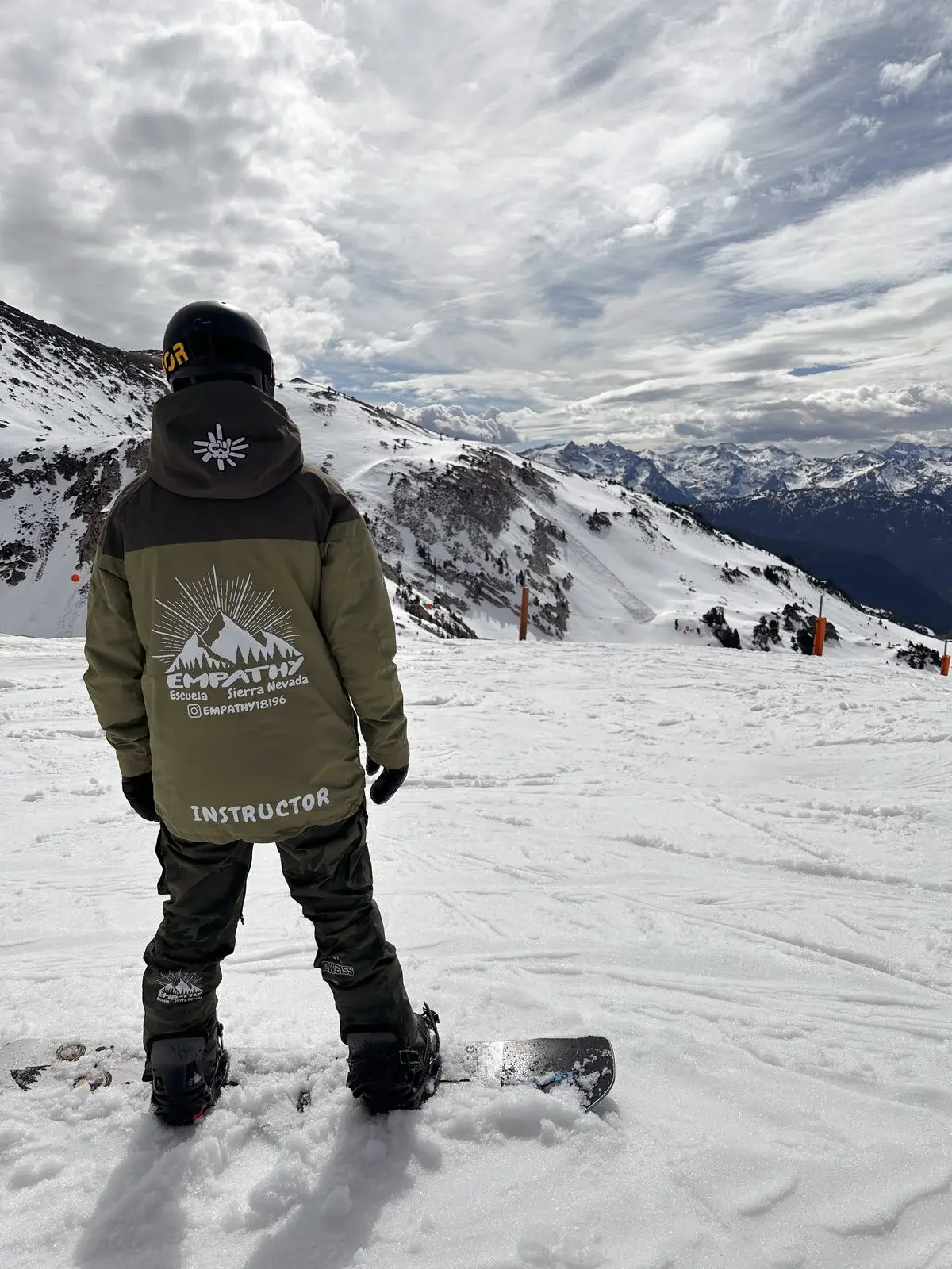 Instructor profesional de esquí y snowboard en Sierra Nevada enseñando técnicas en la nieve